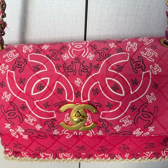 CHANEL Red Quilted Bag with 24kt plated CC logo - Picture 3 of 14